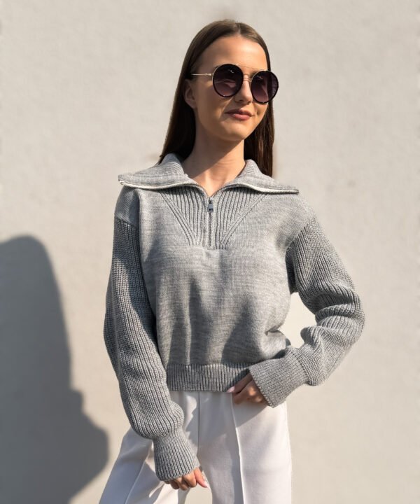 Sora šviesiai pilkas megztinis