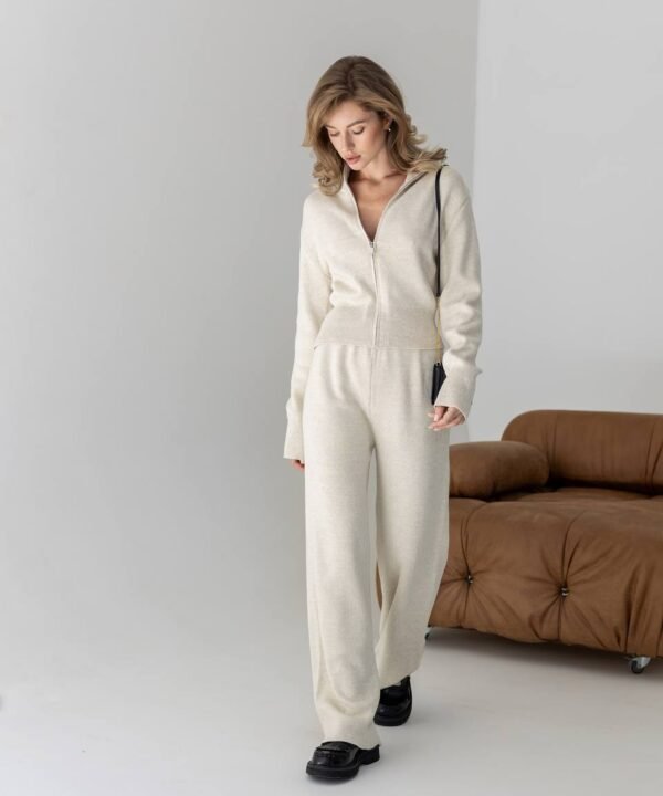 Velo kreminis kostiumėlis