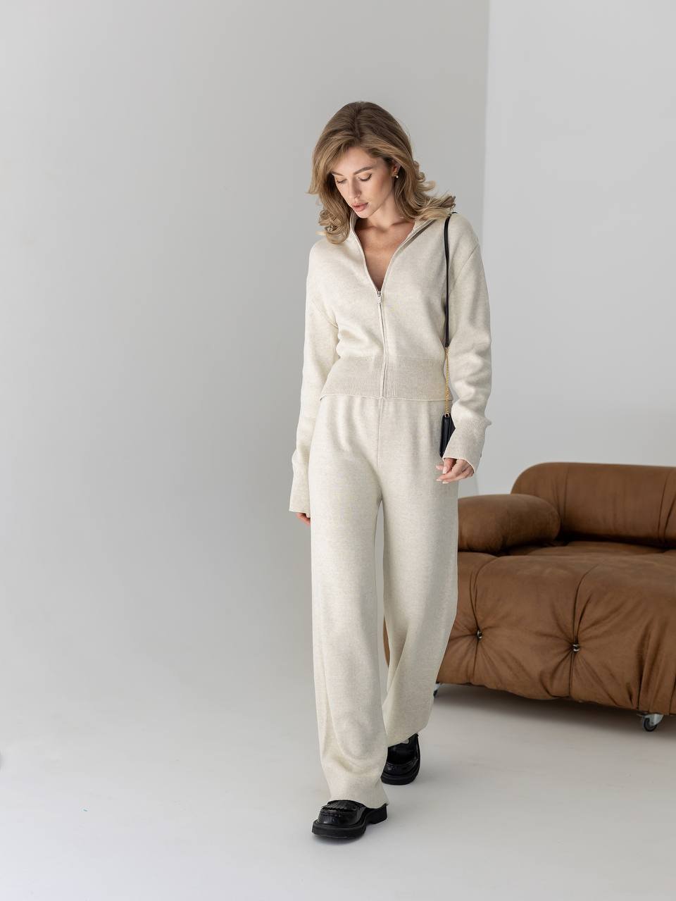 Velo kreminis kostiumėlis