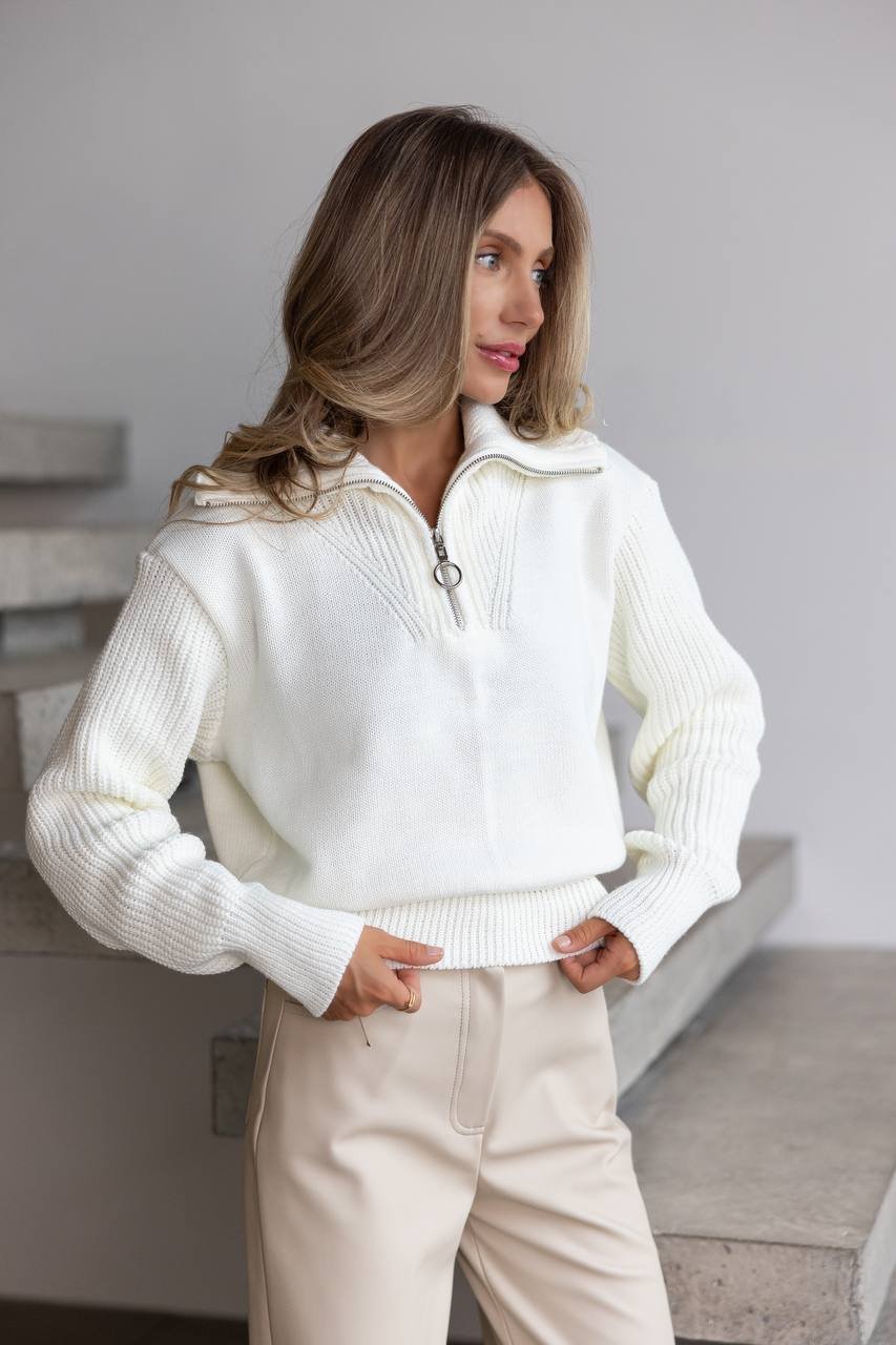 Baltas megztinis Sora