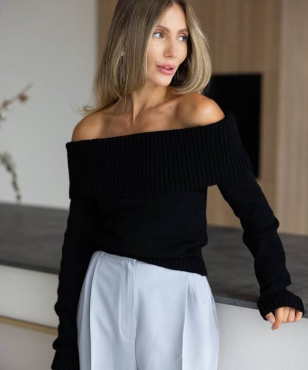 Juodas megztinis Uno