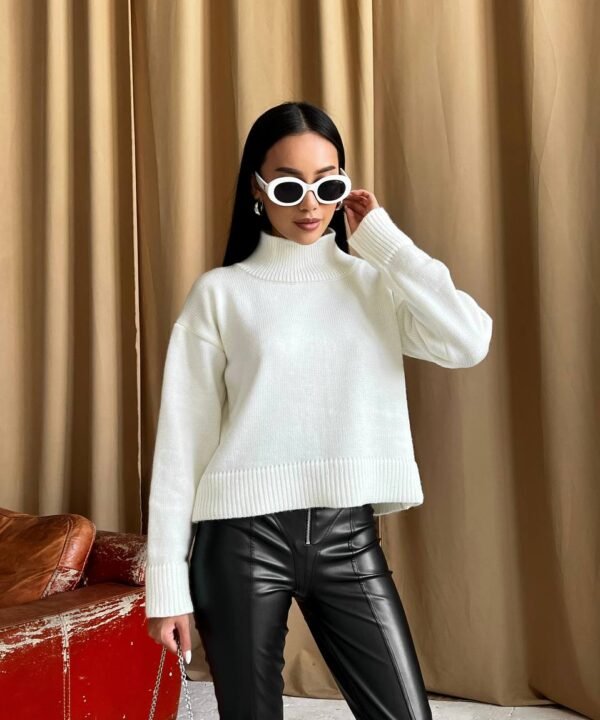 Baltas megztinis Moko