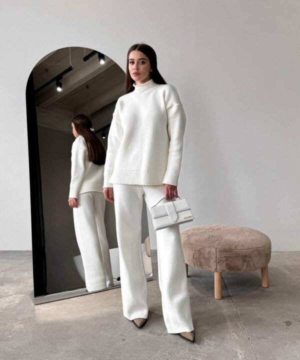 Baltas kostiumėlis Leo