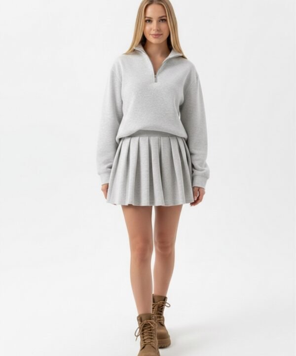 Pilkas megztinis su sijonu