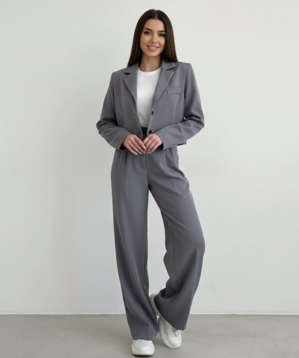 Pilkas klasikinis kostiumas