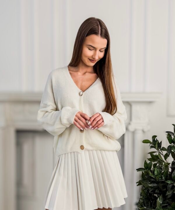 Mara baltas megztinis su sagomis